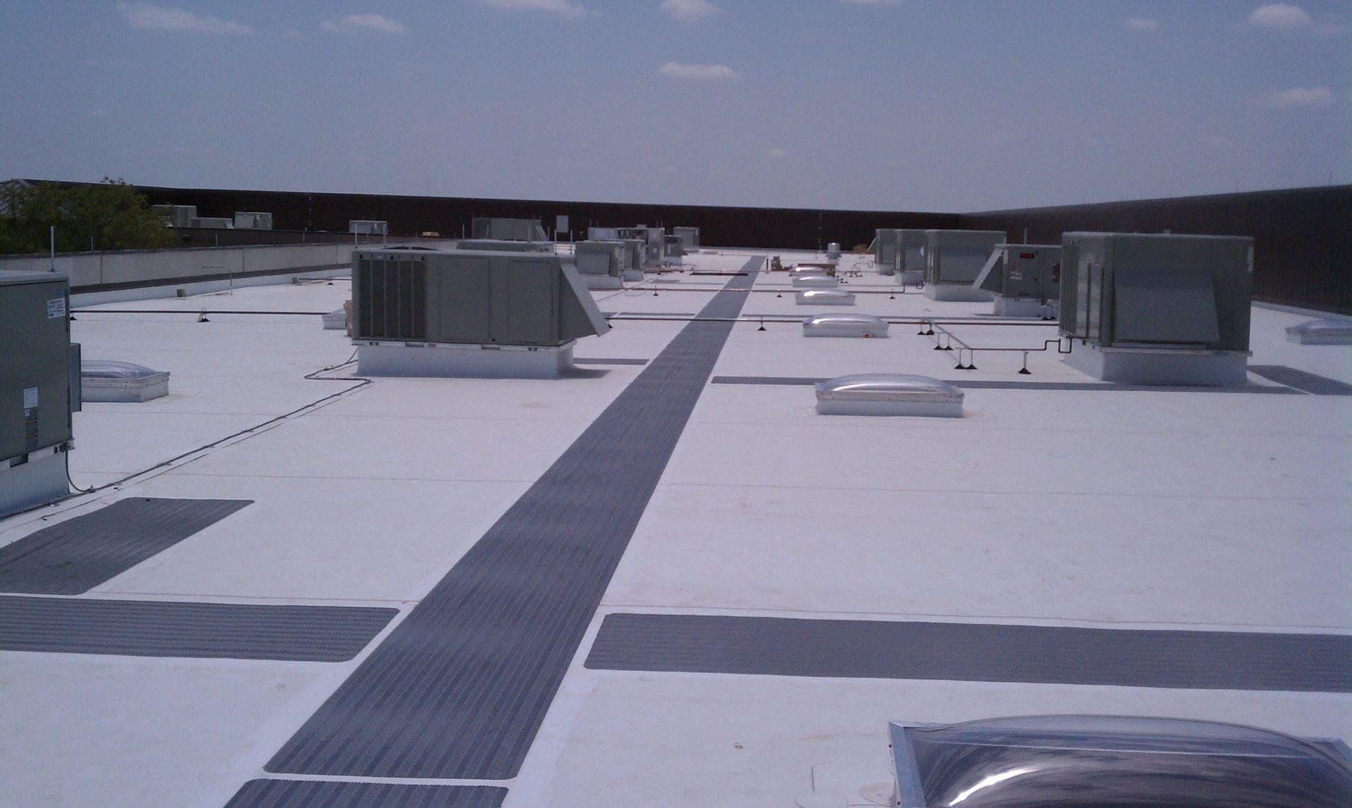 TPO Flat roof with walk pads